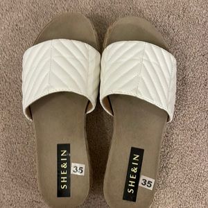 She & in slide, white with pattern size 5